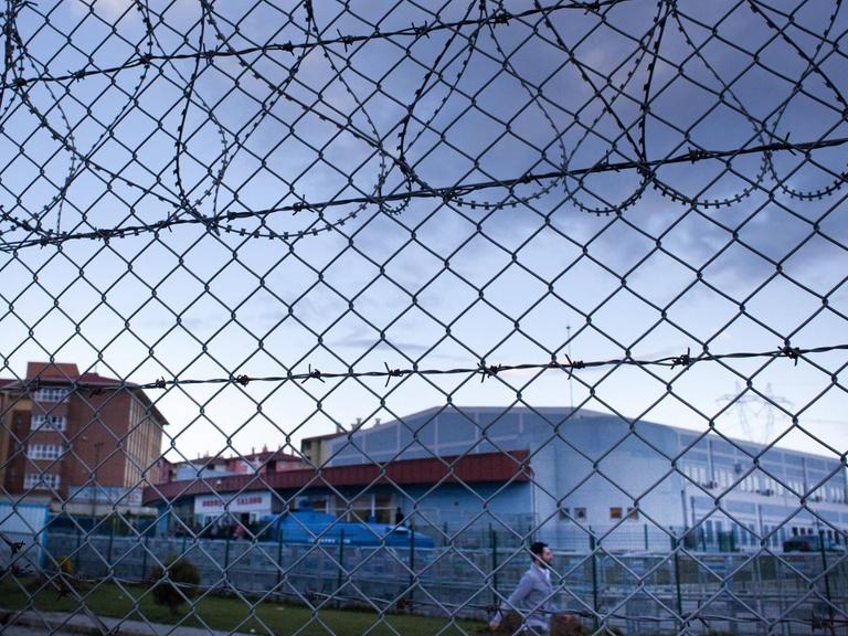 70 Kilometer außerhalb von Istanbul liegen das Gefängnis und Gericht von Silivri. Das Gebäude ist hinter einem Sicherheitszaun zu sehen.