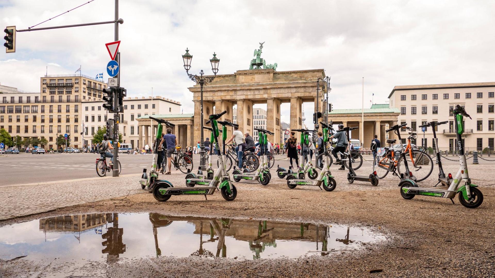 Zahlreiche E-Scooter stehen auf dem Pariser Platz und stören den freien Blick auf das Brandenburger Tor. Zahlreiche E-Scooter stehen auf dem Pariser Platz und stören den freien Blick auf das Brandenburger Tor.