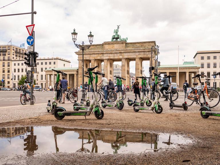 Zahlreiche E-Scooter stehen auf dem Pariser Platz und stören den freien Blick auf das Brandenburger Tor.