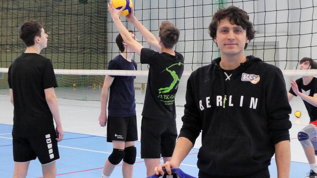Torsten Manke, Chef- und Sichtungstrainer der SCC Juniors, während einer Trainingseinheit am Netz. Torsten Manke, Chef- und Sichtungstrainer der SCC Juniors, während einer Trainingseinheit am Netz.