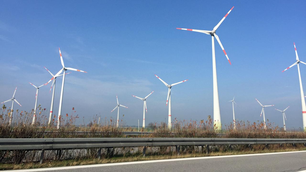 Windkraftanlage in Vorpommern-Greifswald - im Norden geht es um Windparks, im Süden um einzelne Windräder.