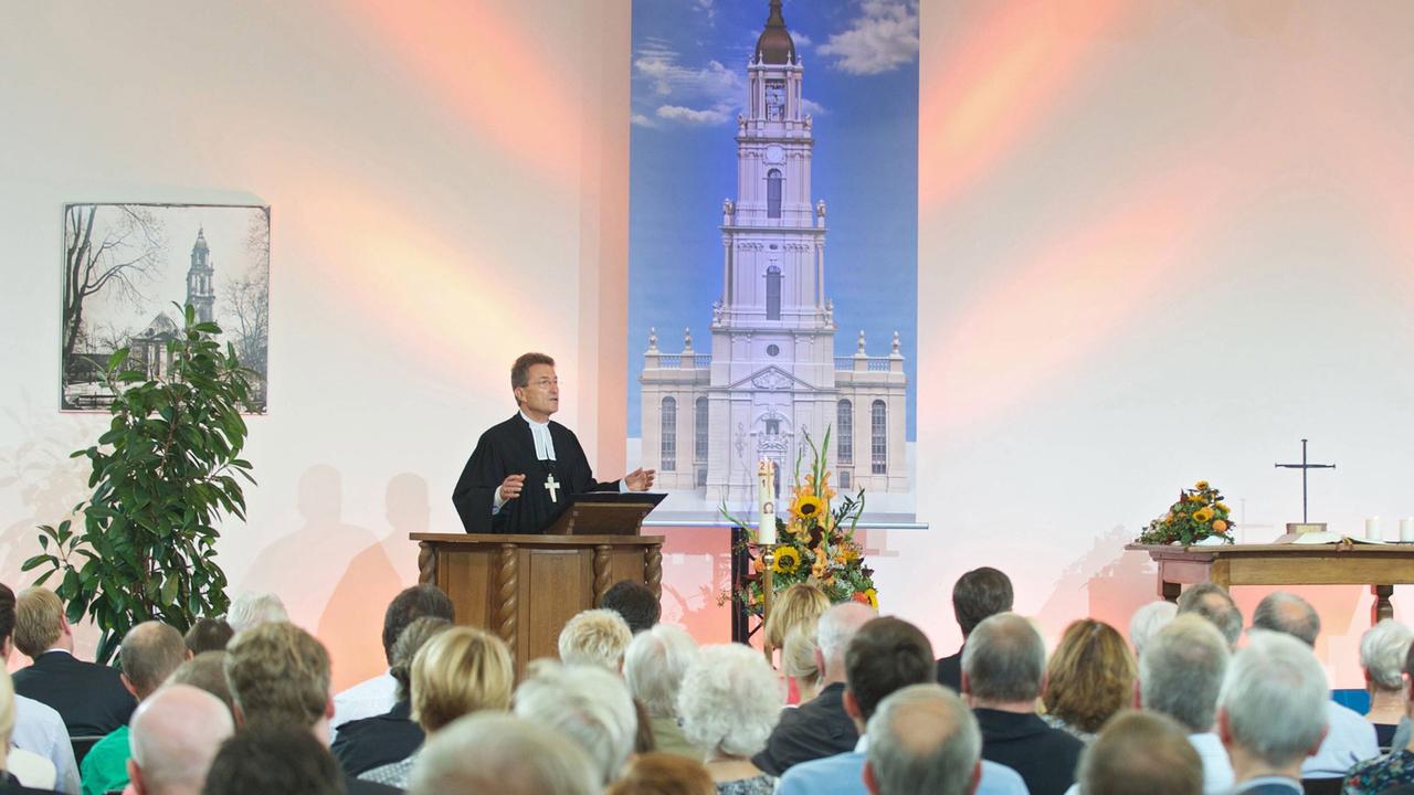 Wolfgang Huber während eines Gottesdienstes in Potsdam Wolfgang Huber während eines Gottesdienstes in Potsdam
