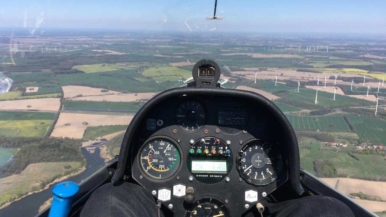 Lea Eichhorn im Cockpit über der Prignitzer Landschaft. Lea Eichhorn im Cockpit über der Prignitzer Landschaft.