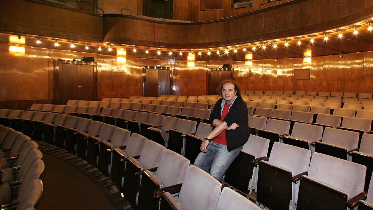 Matthias Lilienthal, aufgenommen 2007 im Zuschauerraum des Berliner Hebbel am Ufer, damals war der Theatermacher dort Intendant und Dramaturg. Matthias Lilienthal, aufgenommen 2007 im Zuschauerraum des Berliner Hebbel am Ufer, damals war der Theatermacher dort Intendant und Dramaturg.