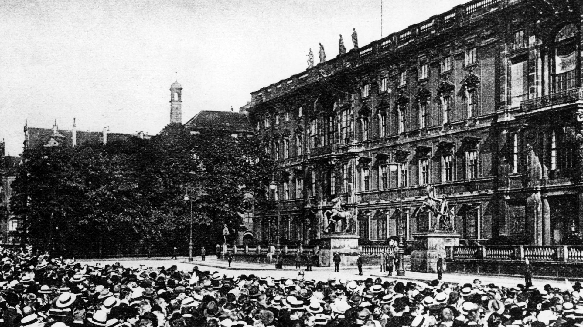 Versammelte Berliner Bürger warten am 01.08.1914 auf eine bevorstehende Rede des deutschen Kaisers Wilhelm II vor dem Stadtschloss in Berlin. Der Kaiser sprach kurz darauf zum Kriegseintritt Deutschlands und verkündete die allgemeine Mobilmachung. Versammelte Berliner Bürger warten am 01.08.1914 auf eine bevorstehende Rede des deutschen Kaisers Wilhelm II vor dem Stadtschloss in Berlin. Der Kaiser sprach kurz darauf zum Kriegseintritt Deutschlands und verkündete die allgemeine Mobilmachung.