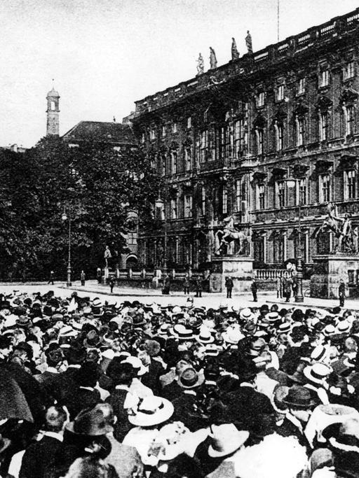 Versammelte Berliner Bürger warten am 01.08.1914 auf eine bevorstehende Rede des deutschen Kaisers Wilhelm II vor dem Stadtschloss in Berlin. Der Kaiser sprach kurz darauf zum Kriegseintritt Deutschlands und verkündete die allgemeine Mobilmachung.