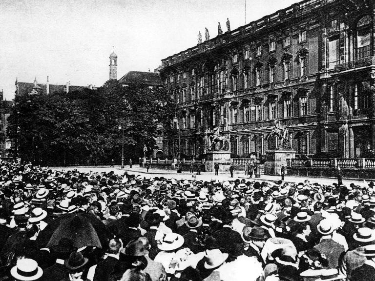 Versammelte Berliner Bürger warten am 01.08.1914 auf eine bevorstehende Rede des deutschen Kaisers Wilhelm II vor dem Stadtschloss in Berlin. Der Kaiser sprach kurz darauf zum Kriegseintritt Deutschlands und verkündete die allgemeine Mobilmachung.