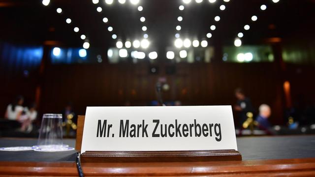 Das Namensschild von Facebook-Chef Mark Zuckerberg steht auf einem Tisch für die Anhörung vor einem Ausschuss des US-Senats in Washington