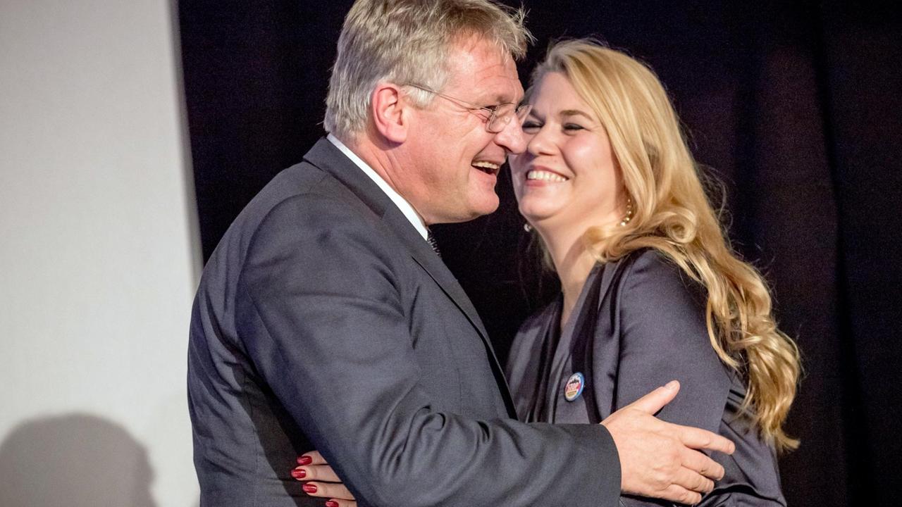 Meuthen lacht mit seiner Frau nach Bekanntgabe des Wahlergebnisses in Magdeburg