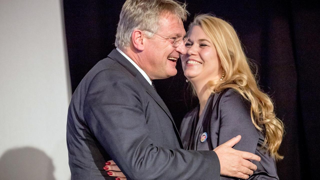 Meuthen lacht mit seiner Frau nach Bekanntgabe des Wahlergebnisses in Magdeburg Meuthen lacht mit seiner Frau nach Bekanntgabe des Wahlergebnisses in Magdeburg