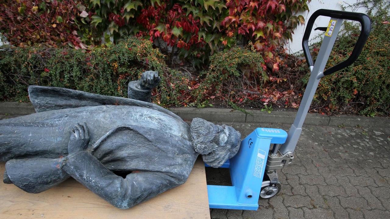 Das Karl-Marx-Denkmal von Neubrandenburg liegt auf einem Hubwagen. Das Karl-Marx-Denkmal von Neubrandenburg liegt auf einem Hubwagen.
