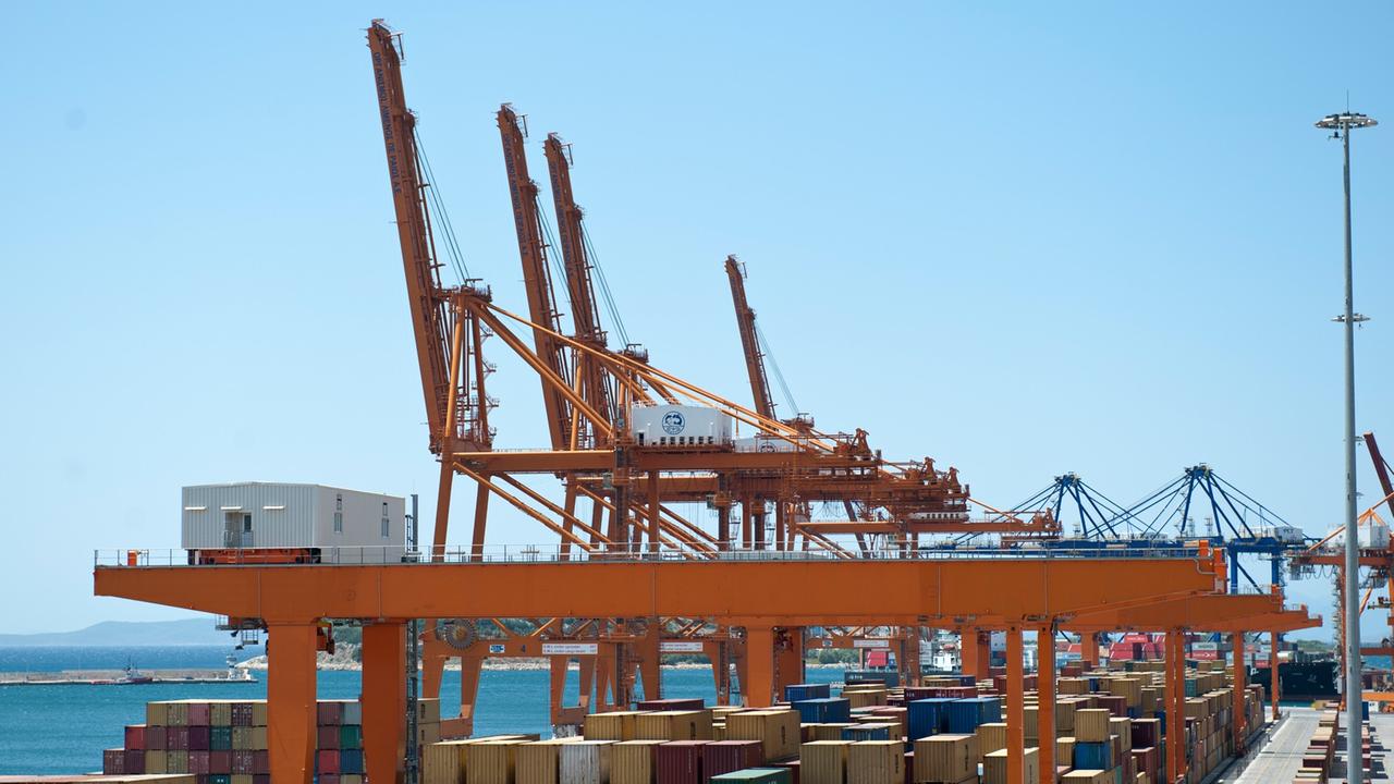 Der Containerhafen von Piräus vor Athen, aufgenommen am 17.06.2012. Der Hafen steht unter dem Management des chinesischen Hafenbetreibers COSCO. Der Containerhafen von Piräus vor Athen, aufgenommen am 17.06.2012. Der Hafen steht unter dem Management des chinesischen Hafenbetreibers COSCO.