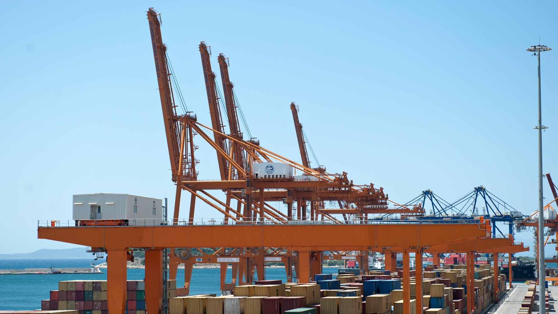Container und Cosco-Kräne im Hafen von Piräus Container und Cosco-Kräne im Hafen von Piräus
