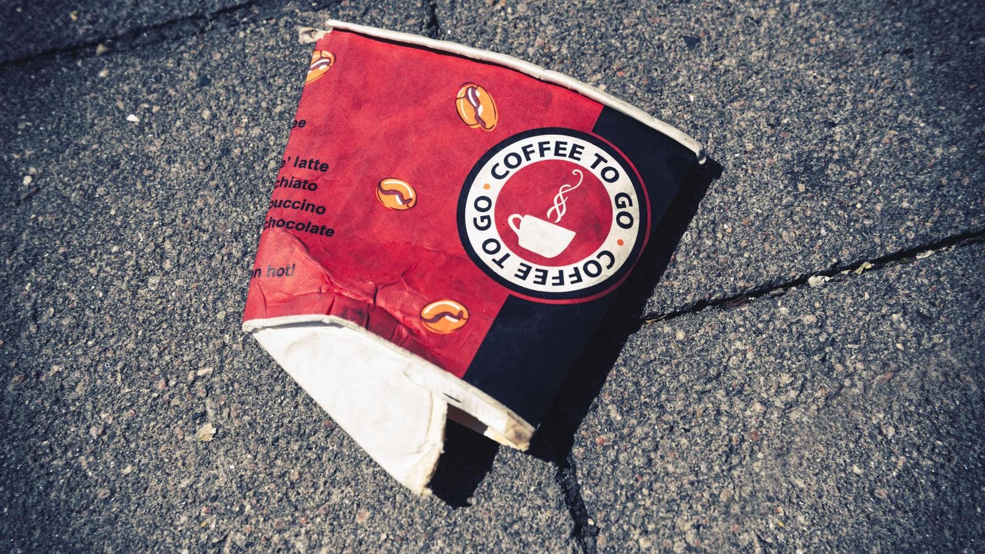 Coffee-to-go-Becher auf dem Boden Coffee-to-go-Becher auf dem Boden