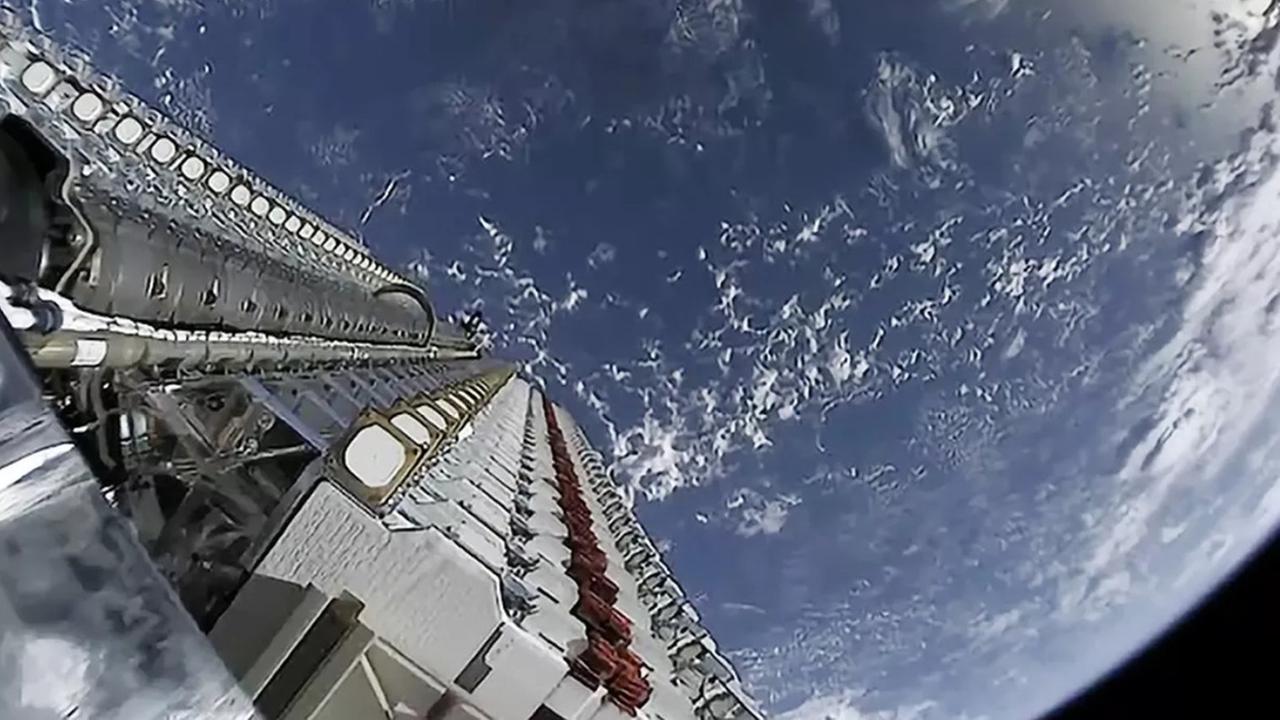 Die ersten 60 Starlink-Satelliten, vor dem Aussetzen im All Die ersten 60 Starlink-Satelliten, vor dem Aussetzen im All