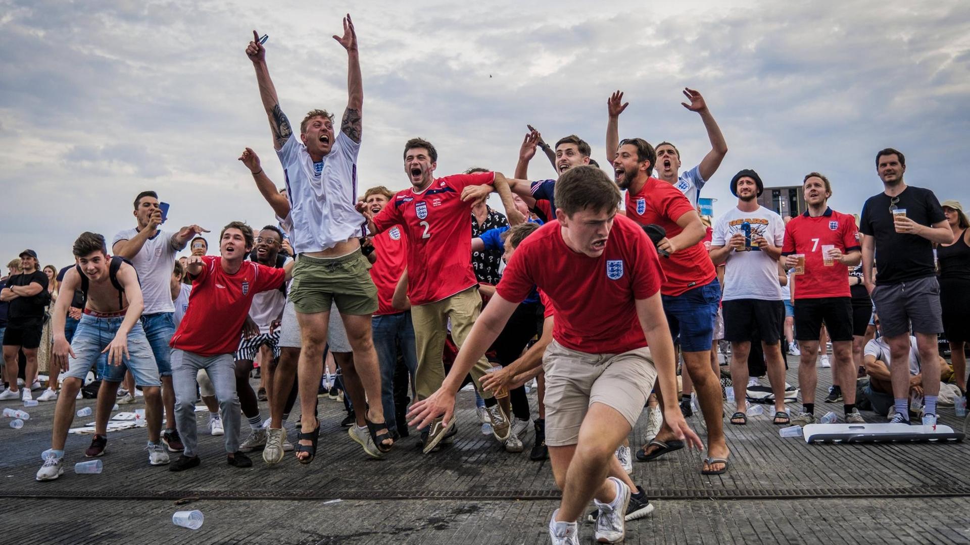 Englische Fans jubeln auf der Fanmeile beim EM-Achtelfinale zwischen Deutschland und England. Englische Fans jubeln auf der Fanmeile beim EM-Achtelfinale zwischen Deutschland und England.