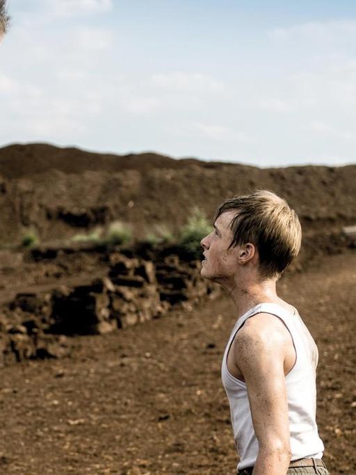 Stephan Grossmann (l) als Bruder Wilde und Louis Hofmann als Wolfgang in einer Szene des Kinofilms "Freistatt" (undatierte Filmszene). Das Drama kommt am 25.06.2015 in die deutschen Kinos. Foto: Salzgeber & Company Medien/dpa (zu dpa-Kinostarts vom 18.06.2015 - ACHTUNG: Verwendung nur für redaktionelle Zwecke im Zusammenhang mit der Berichterstattung über den genannten Film und nur bei Urheber-Nennung Foto: Salzgeber & Company Medien/dpa)
