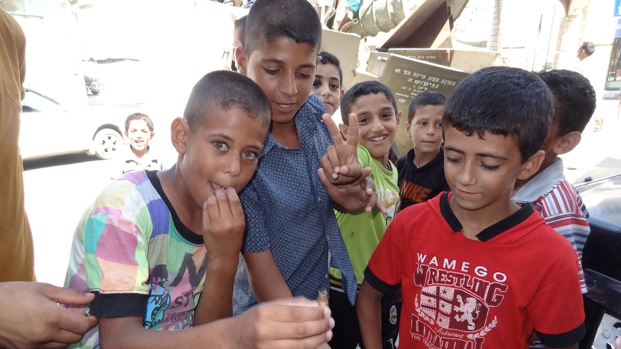 Kinder mit Munition im Gazastreifen.