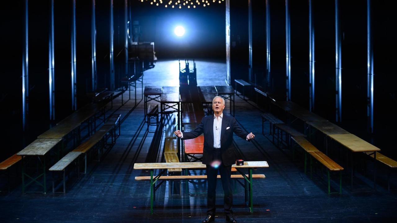 Harald Schmidt steht mit geschlossenen Augen und offenen Armen im Bühnenbild "Italienische Nacht". Harald Schmidt steht mit geschlossenen Augen und offenen Armen im Bühnenbild "Italienische Nacht".