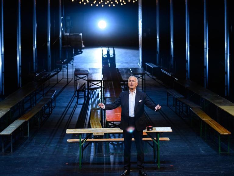 Harald Schmidt steht mit geschlossenen Augen und offenen Armen im Bühnenbild "Italienische Nacht".