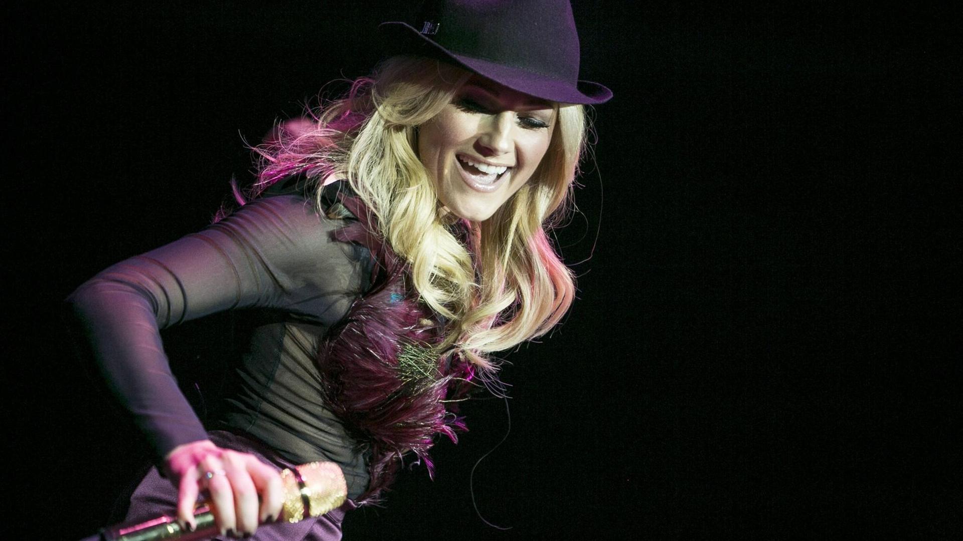 Helene Fischer mit Mikro auf der Bühne Helene Fischer mit Mikro auf der Bühne