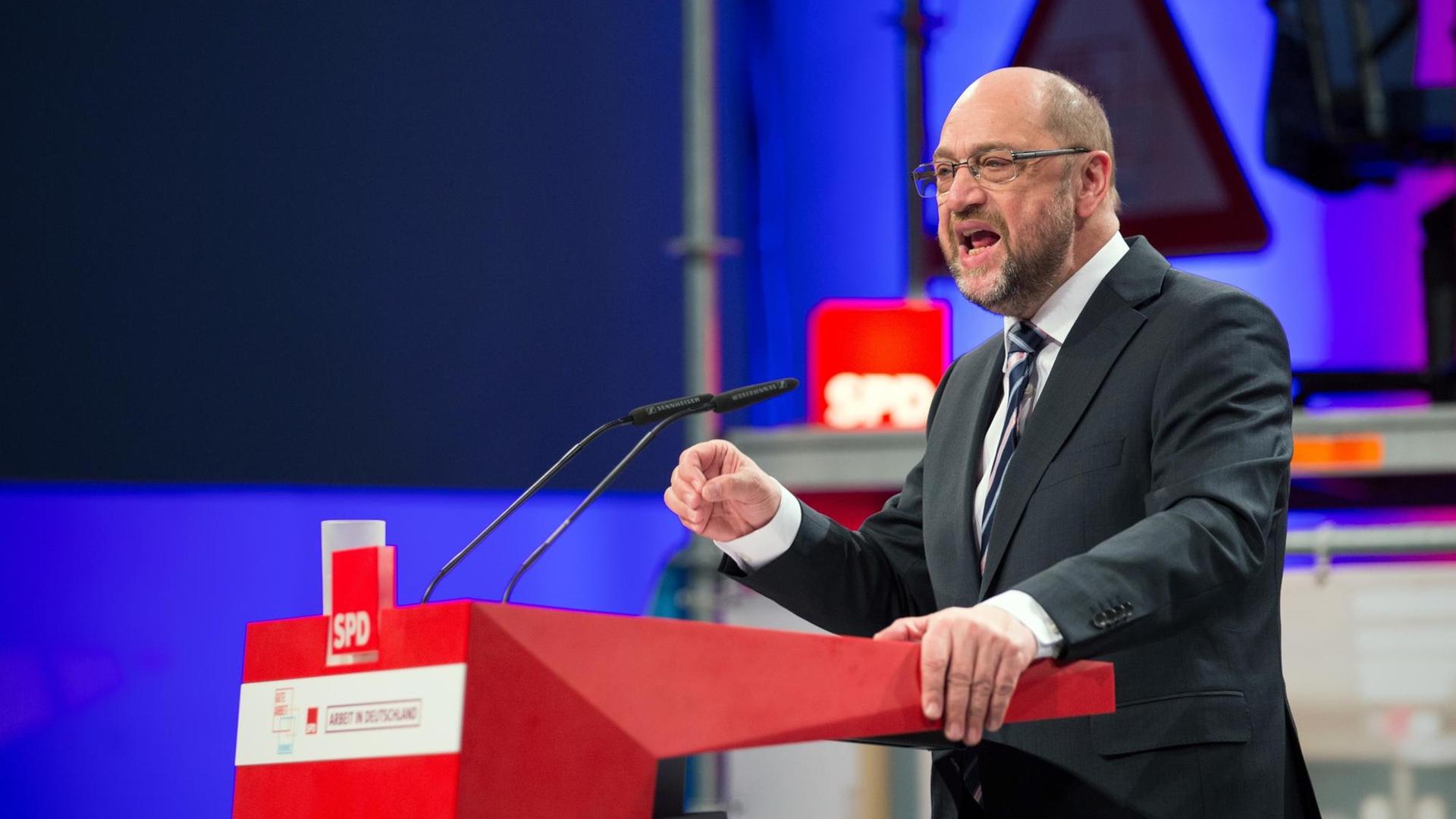 Kanzlerkandidat Martin Schulz (SPD) spricht am 20.02.2017 bei der Arbeitnehmerkonferenz der SPD in Bielefeld (Nordrhein-Westfalen). Kanzlerkandidat Martin Schulz (SPD) spricht am 20.02.2017 bei der Arbeitnehmerkonferenz der SPD in Bielefeld (Nordrhein-Westfalen).