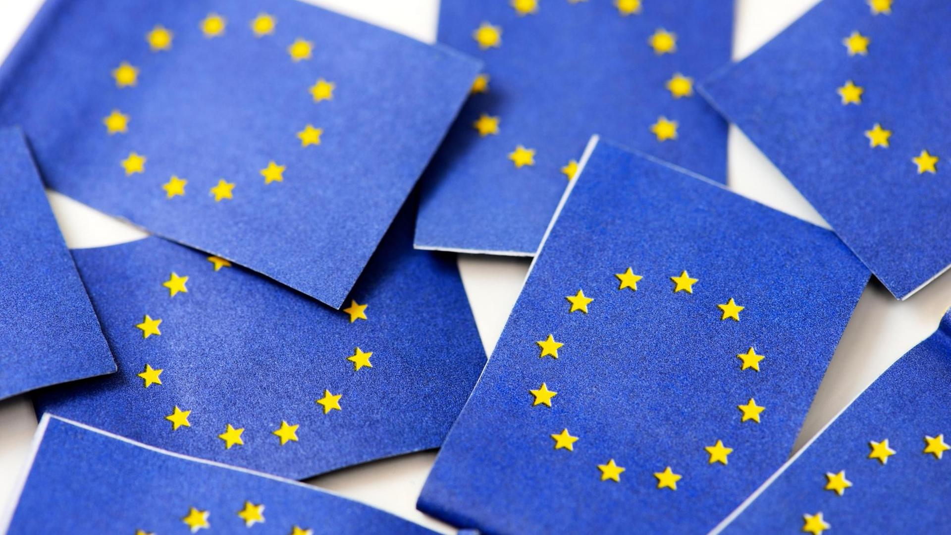 Kleine Europafähnchen aus Papier. Kleine Europafähnchen aus Papier.