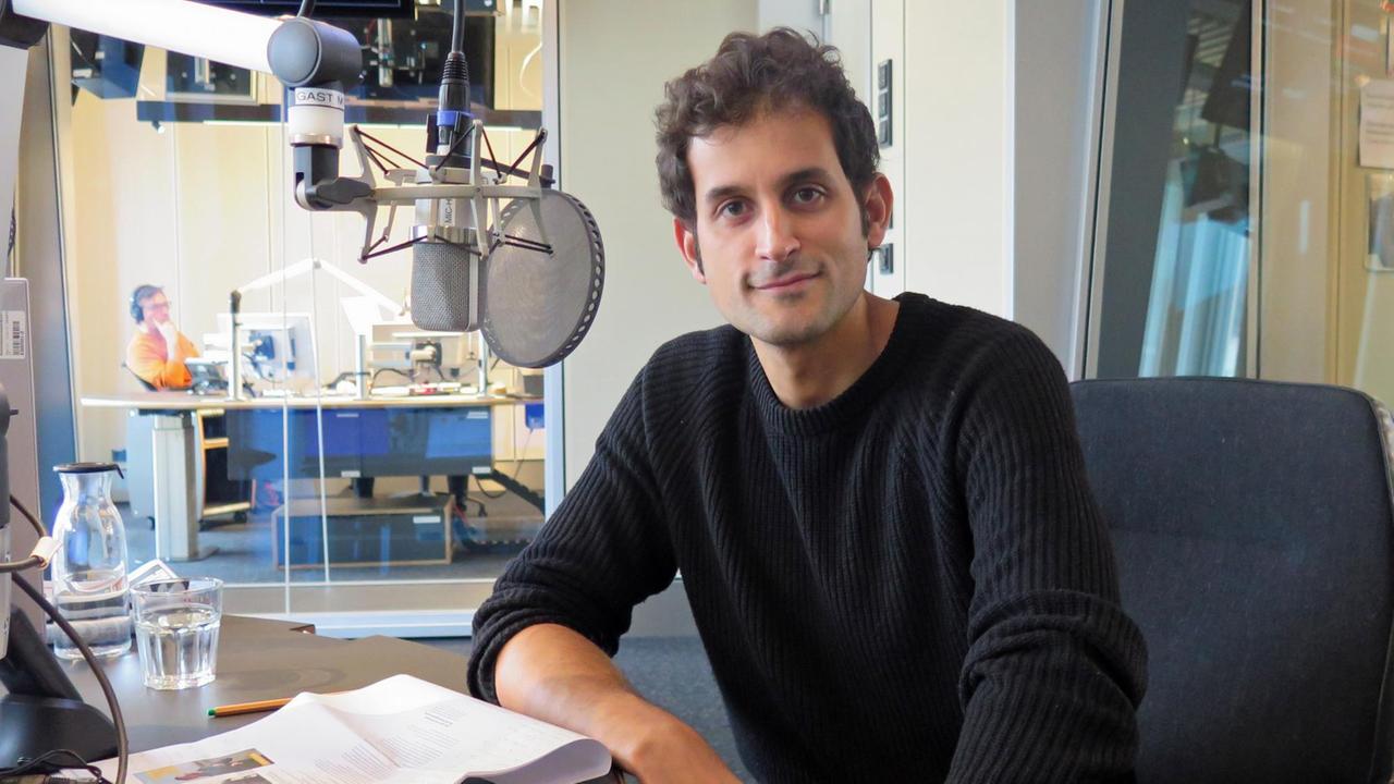 Der Journalist Philipp Engel zu Gast in Studio 9 bei Deutschlandfunk Kultur Der Journalist Philipp Engel zu Gast in Studio 9 bei Deutschlandfunk Kultur