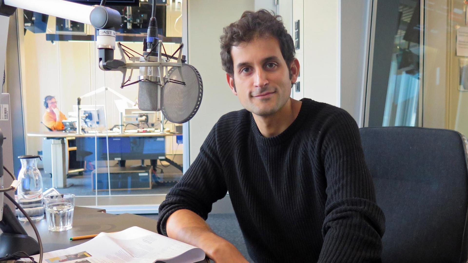 Der Journalist Philipp Engel zu Gast in Studio 9 bei Deutschlandfunk Kultur Der Journalist Philipp Engel zu Gast in Studio 9 bei Deutschlandfunk Kultur