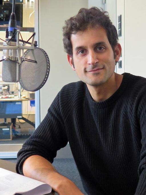 Der Journalist Philipp Engel zu Gast in Studio 9 bei Deutschlandfunk Kultur