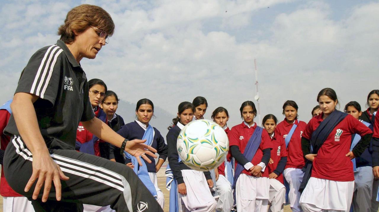 Die deutsche Fußballtrainerin Monika Staab gibt pakistanischen Fußballspielerinnen während einer Trainingseinheit Anweisungen.
