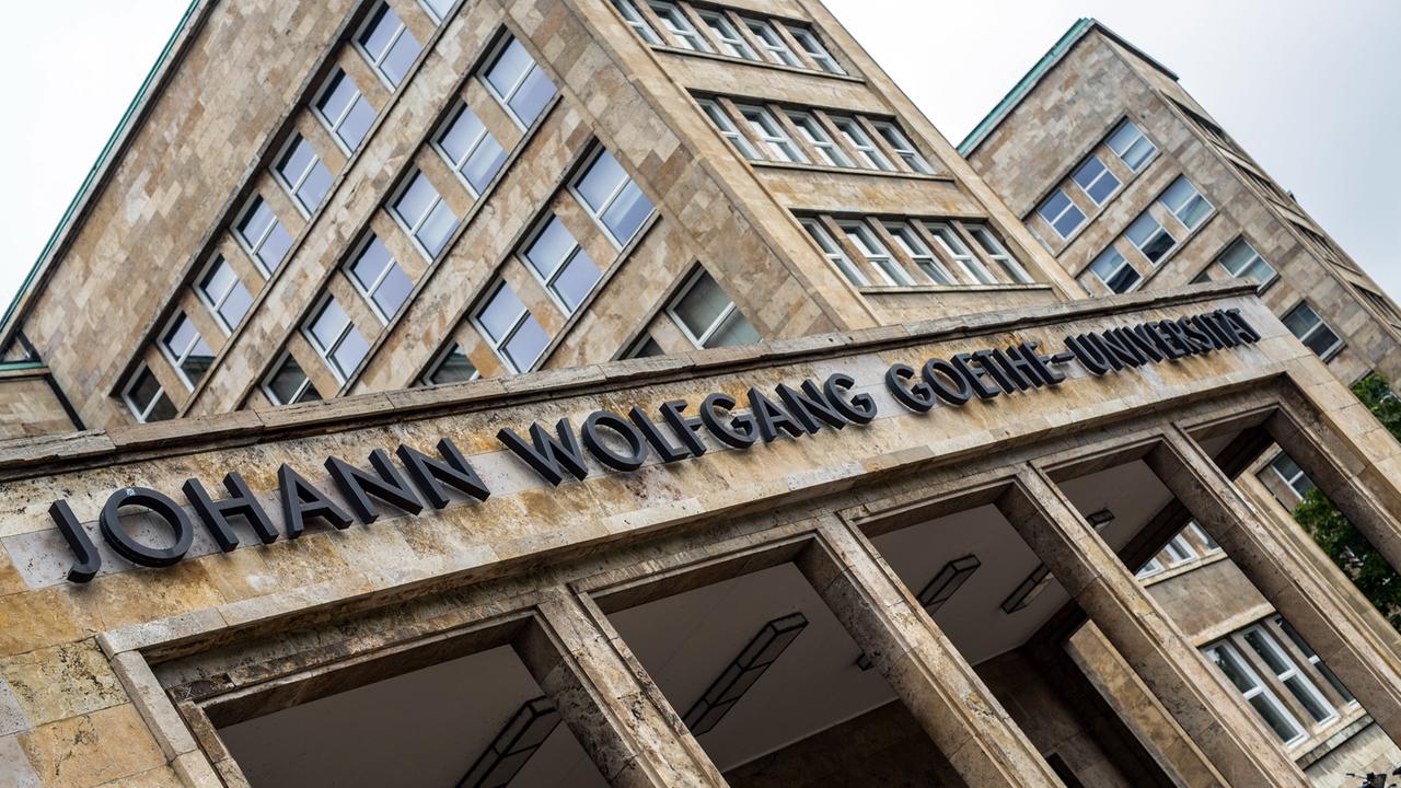 Der Schriftzug "Johann Wolfgang Goethe-Universität" auf dem Campus Westend in Frankfurt am Main über dem Eingang zum Hauptgebäude. Der Schriftzug "Johann Wolfgang Goethe-Universität" auf dem Campus Westend in Frankfurt am Main über dem Eingang zum Hauptgebäude.