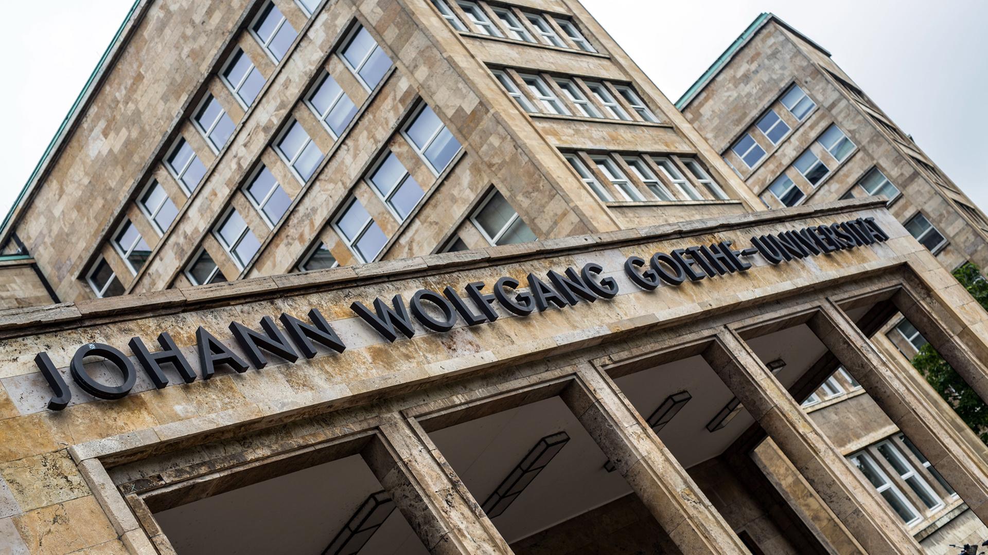Der Schriftzug "Johann Wolfgang Goethe-Universität" auf dem Campus Westend in Frankfurt am Main über dem Eingang zum Hauptgebäude. Der Schriftzug "Johann Wolfgang Goethe-Universität" auf dem Campus Westend in Frankfurt am Main über dem Eingang zum Hauptgebäude.