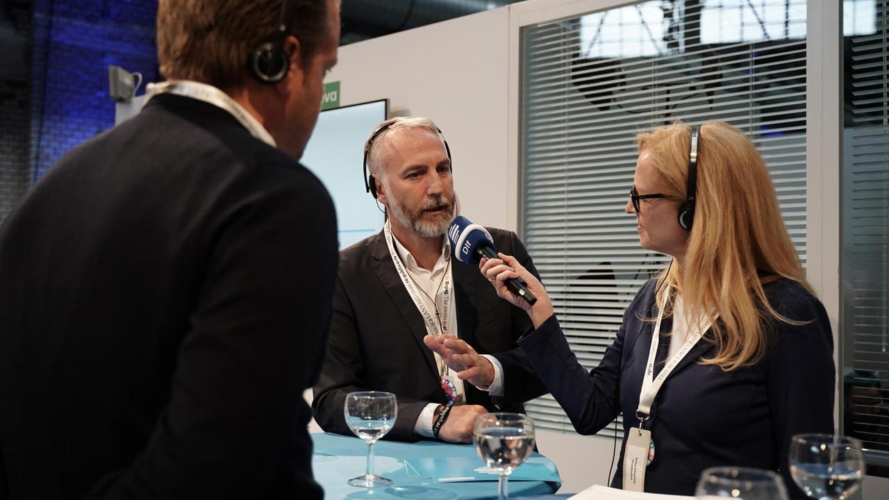 Medienforscher Florian Kerkau, Geschäftsführer von Goldmedia Research auf der re:publica 2019 im Gespräch mit Deutschlandfunk-Moderatorin Bettina Schmieding. Medienforscher Florian Kerkau, Geschäftsführer von Goldmedia Research auf der re:publica 2019 im Gespräch mit Deutschlandfunk-Moderatorin Bettina Schmieding.