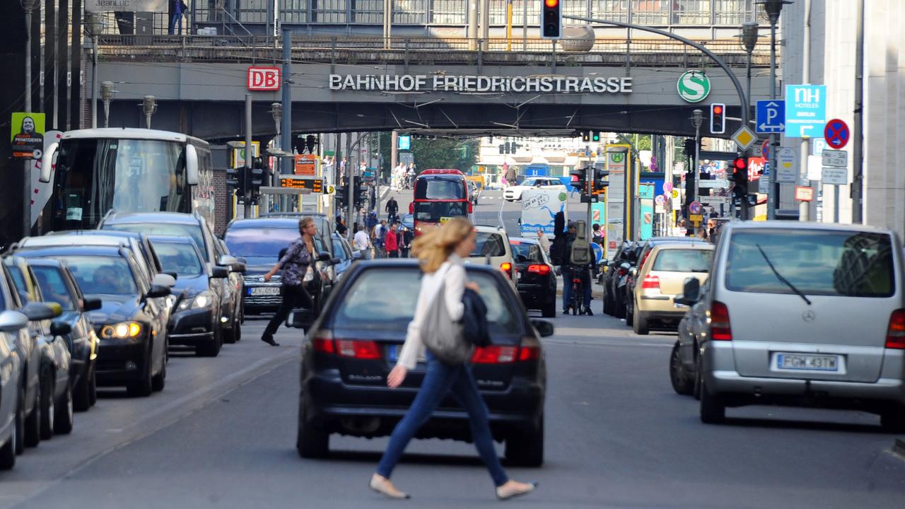 Dichter Verkehr herrscht in Berlin auf der Friedrichstraße in der Nähe des S-Bahnhofs.