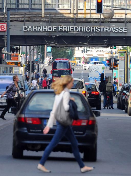 Dichter Verkehr herrscht am Freitag (02.09.2011) in Berlin auf der Friedrichstraße in der Nähe des S-Bahnhofs.
