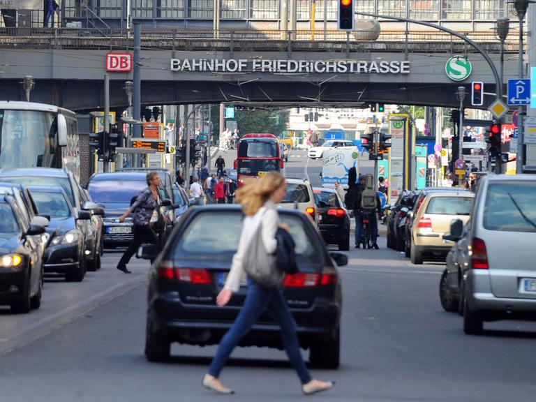 Dichter Verkehr herrscht am Freitag (02.09.2011) in Berlin auf der Friedrichstraße in der Nähe des S-Bahnhofs.