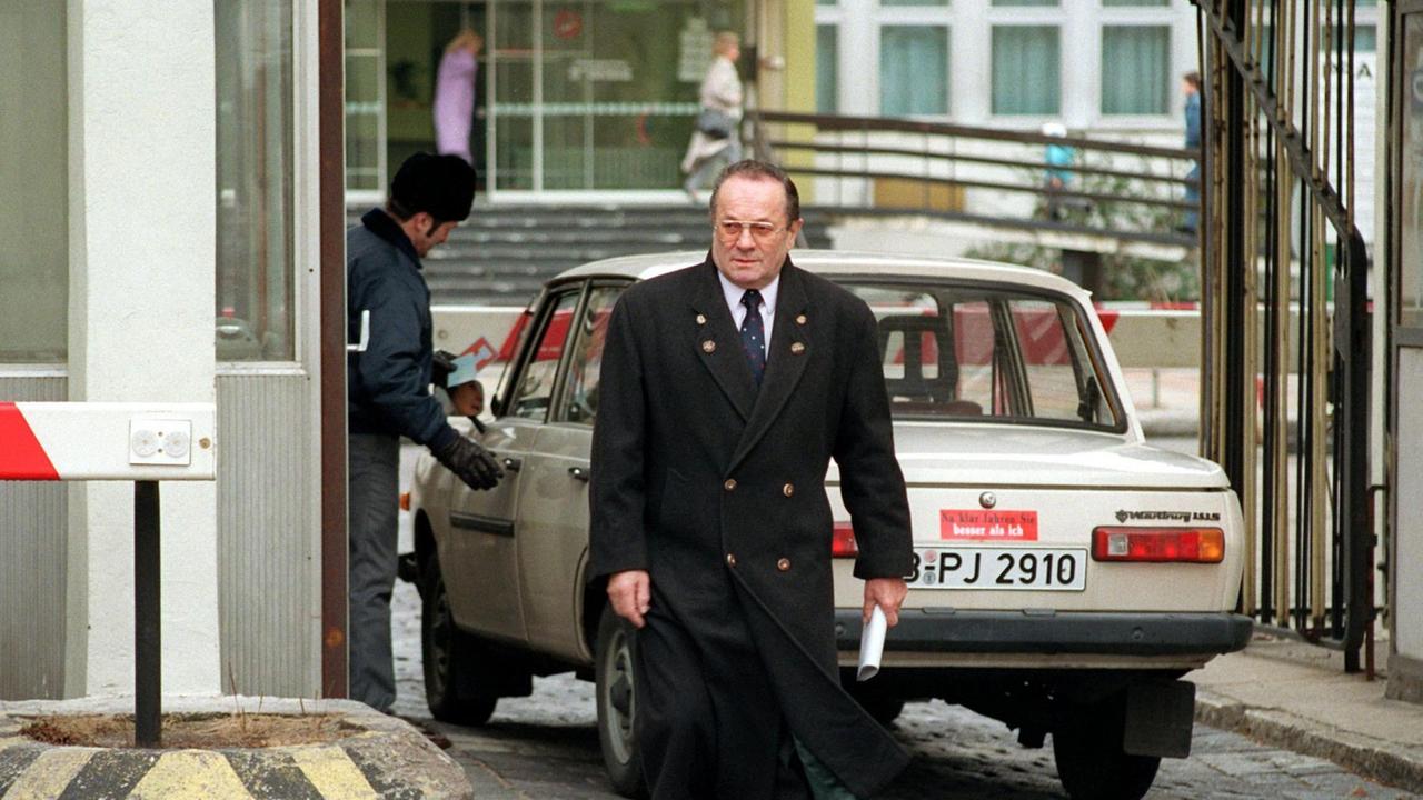Der Rundfunkbeauftragte Rudolf Mühlfenzl kommt am 30.12.1991 vom Gelände des Deutschen Fernsehfunks in Berlin-Adlershof. Ein Mann im Mantel kommt aus einem Eingangstor. Der Rundfunkbeauftragte Rudolf Mühlfenzl kommt am 30.12.1991 vom Gelände des Deutschen Fernsehfunks in Berlin-Adlershof. Ein Mann im Mantel kommt aus einem Eingangstor.