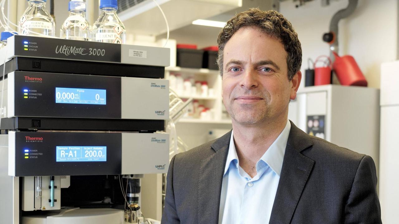 Dr. Ingmar Hoerr steht in den Räumen CureVac GmbH im Technologiepark Tübingen-Reutlingen, Gründerzentrum für Biotechnologie vor Laborgeräten Dr. Ingmar Hoerr steht in den Räumen CureVac GmbH im Technologiepark Tübingen-Reutlingen, Gründerzentrum für Biotechnologie vor Laborgeräten