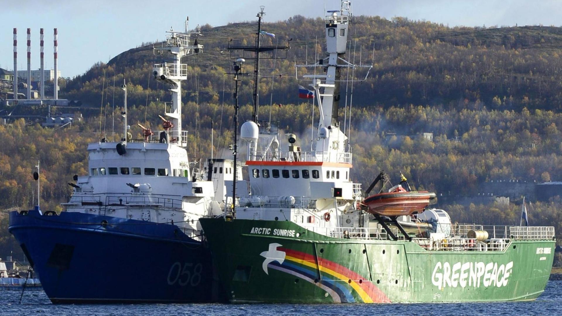 Das Greenpeace-Schiff "Arctic Sunrise" liegt im Hafen von Murmansk, Russland. Die internationale Crew der "Arctic Sunrise" wurde nach Protesten in der Barentssee verhaftet und wochenlang festgesetzt.