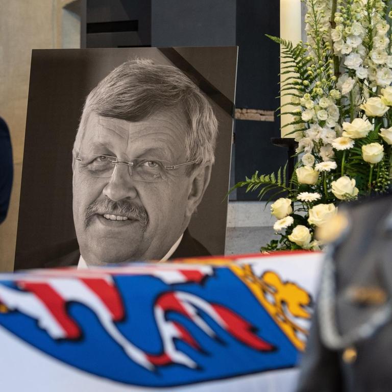 Das Konterfei von Walter Lübcke (CDU) ist hinter einem Bundeswehrsoldaten am Sarg bei einem Trauergottesdienst in der Martinskirche zu sehen. 