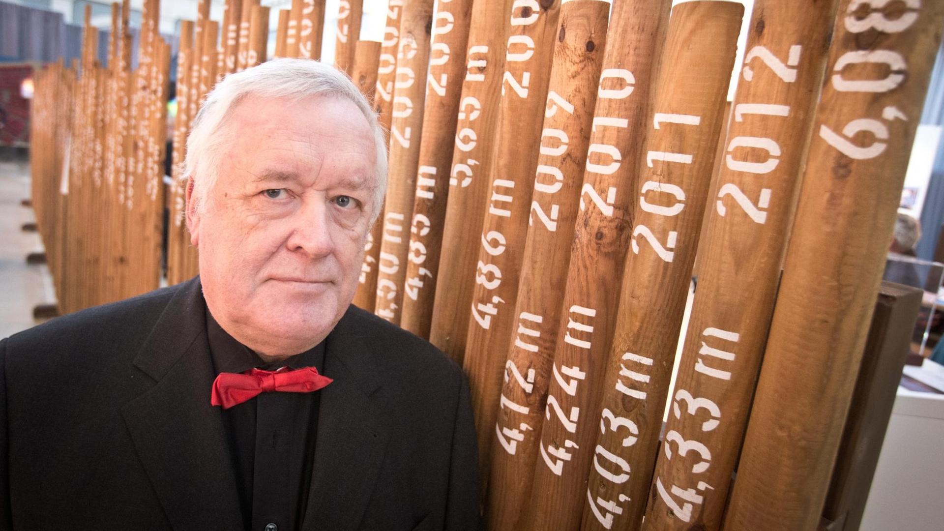 Hans von Storch, Klimawissenschaftler und Leiter des Instituts für Küstenforschung am Helmholtz-Zentrum, steht in einer Ausstellung in Hamburg. Auf dem "Holzzaun" sind die Sturmflutwasserstände in Hamburg im zeitlichen Verlauf dargestellt, gemessen am Pegel St. Pauli in Meter über Normalnull. Hans von Storch, Klimawissenschaftler und Leiter des Instituts für Küstenforschung am Helmholtz-Zentrum, steht in einer Ausstellung in Hamburg. Auf dem "Holzzaun" sind die Sturmflutwasserstände in Hamburg im zeitlichen Verlauf dargestellt, gemessen am Pegel St. Pauli in Meter über Normalnull.