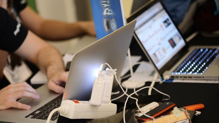 Teilnehmer am "Battle Hack", bei dem kreative Entwicklerteams in etwa 24 Stunden ein neues Produkt schaffen Teilnehmer am "Battle Hack", bei dem kreative Entwicklerteams in etwa 24 Stunden ein neues Produkt schaffen
