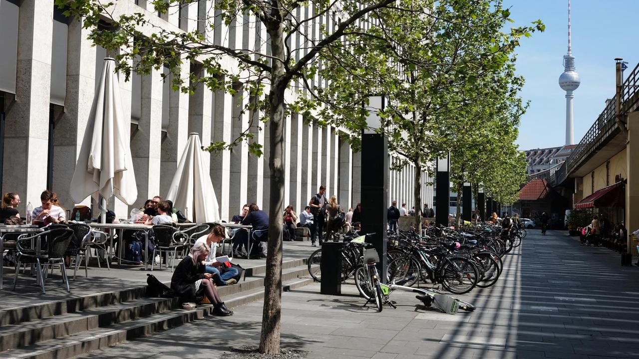Außenansicht des Jacob-und-Wilhelm-Grimm-Zentrums in Berlin Außenansicht des Jacob-und-Wilhelm-Grimm-Zentrums in Berlin