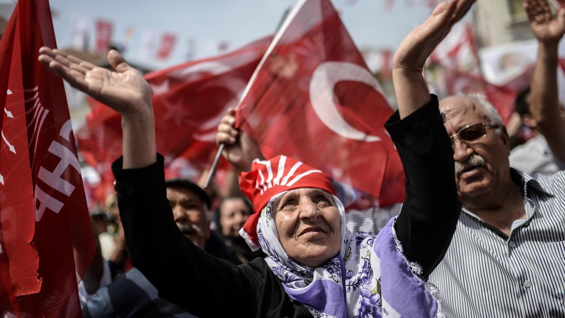 Anhänger der größten türkischen Oppositionspartei CHP feuern ihren Spitzenkandidaten während einer Wahlkundgebung in Istanbul an. Anhänger der größten türkischen Oppositionspartei CHP feuern ihren Spitzenkandidaten während einer Wahlkundgebung in Istanbul an.
