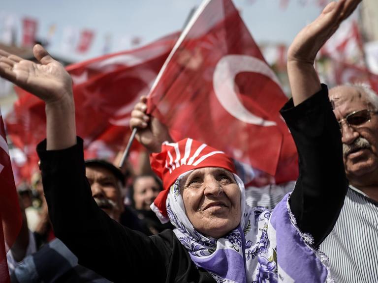 Anhänger der größten türkischen Oppositionspartei CHP feuern ihren Spitzenkandidaten während einer Wahlkundgebung in Istanbul an.