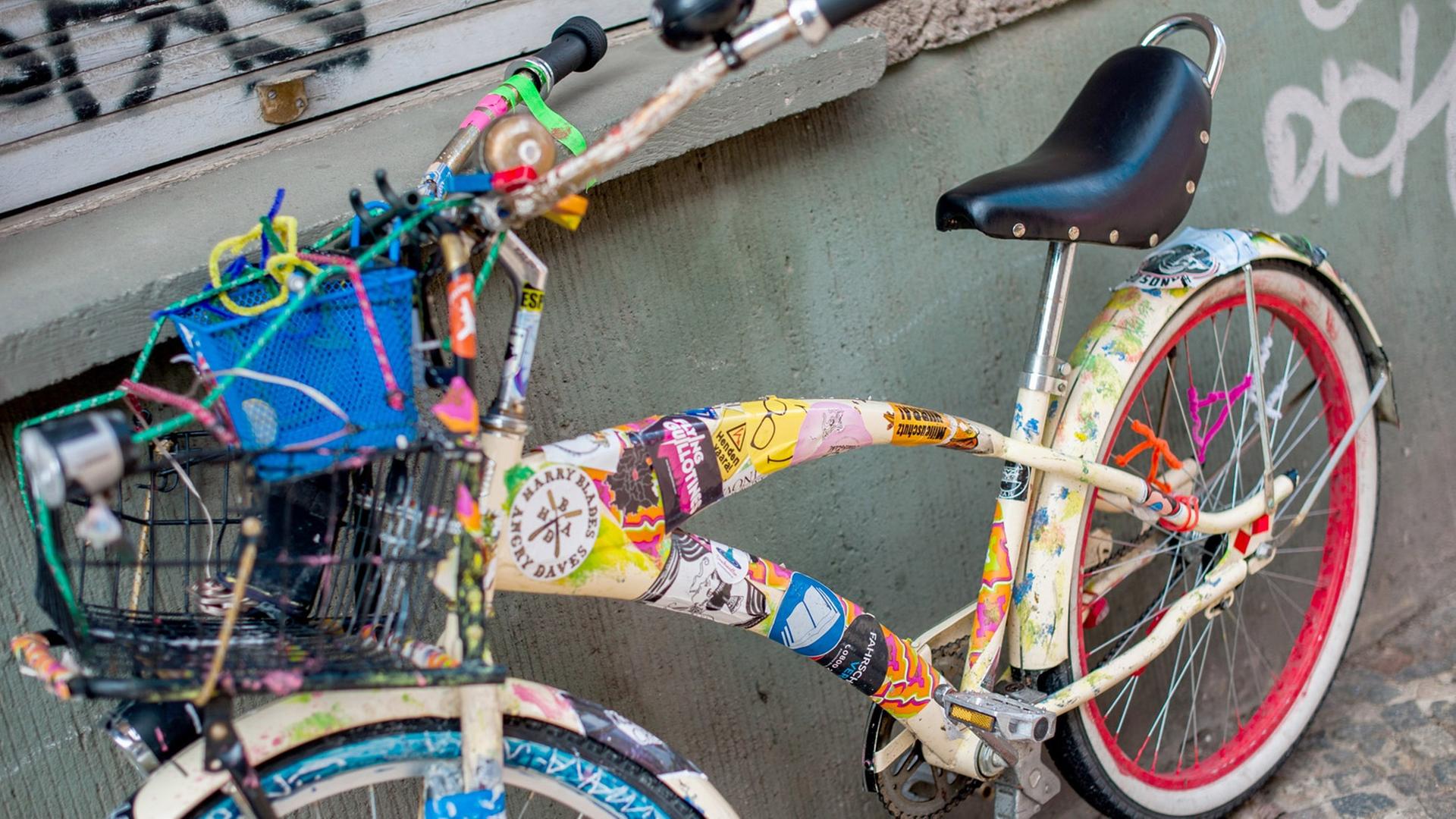 Robert liebt sein buntes Fahrrad. Robert liebt sein buntes Fahrrad.