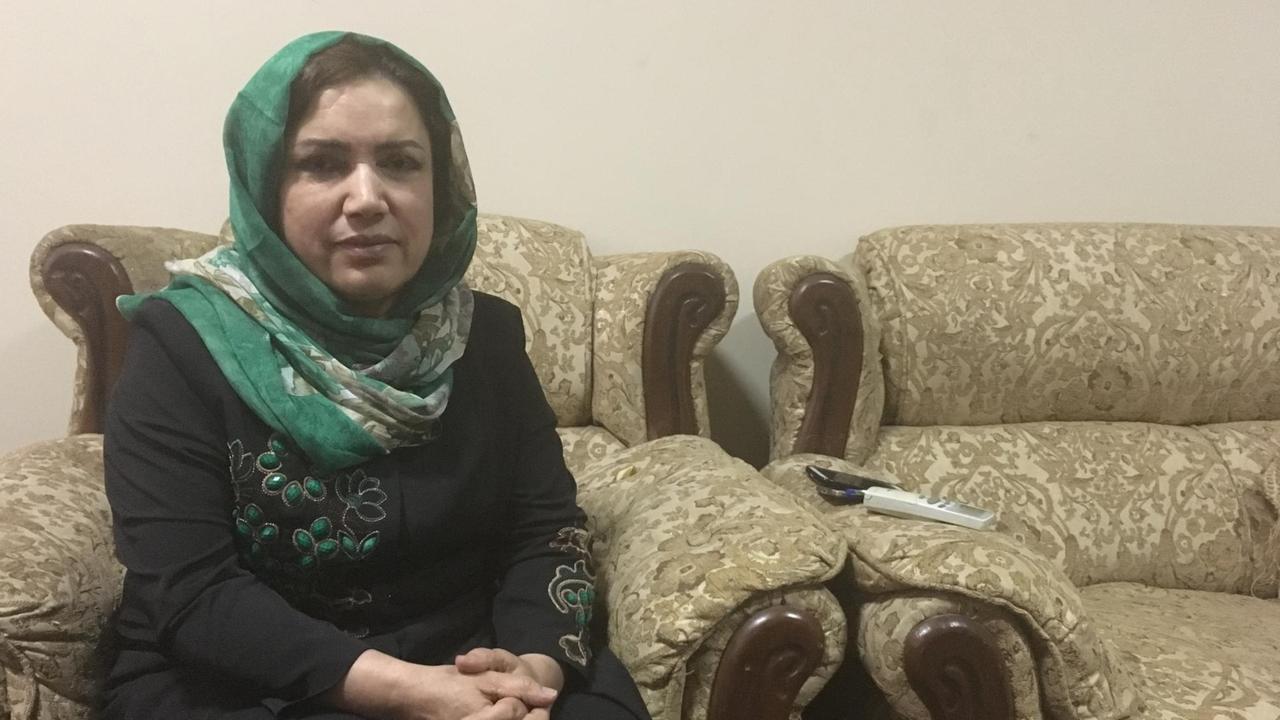 Die Parlamentsabgeordnete Shukria Paykan Ahmadi sitzt in einem Sessel und blickt in die Kamera.