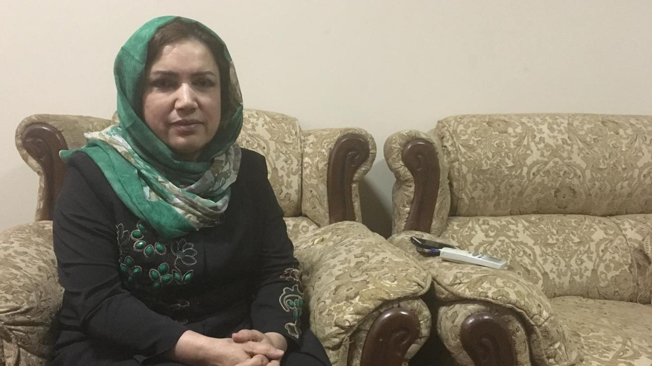 Die Parlamentsabgeordnete Shukria Paykan Ahmadi sitzt in einem Sessel und blickt in die Kamera. Die Parlamentsabgeordnete Shukria Paykan Ahmadi sitzt in einem Sessel und blickt in die Kamera.