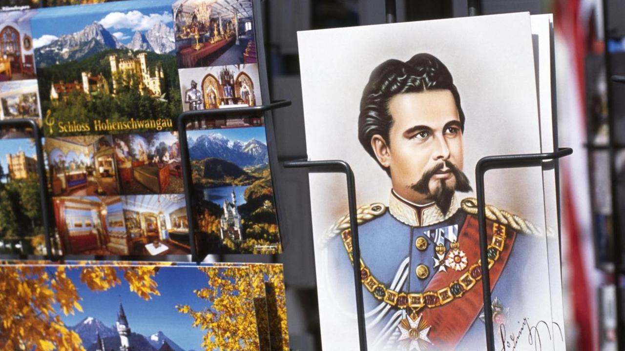 Ansichtskarte von Ludwig II. in einem Kartenständer mit anderen Postkarten Ansichtskarte von Ludwig II. in einem Kartenständer mit anderen Postkarten